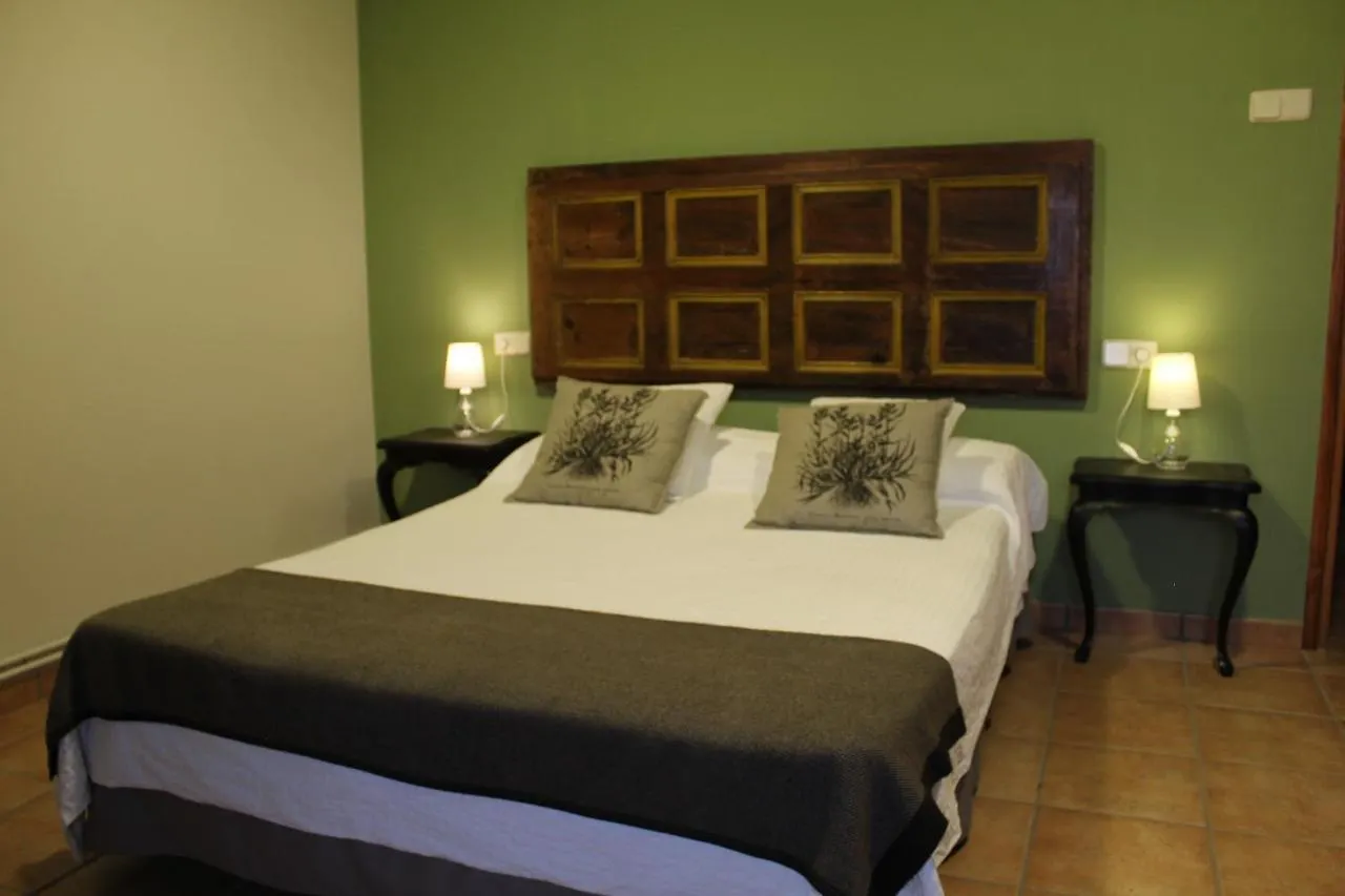 Castell De Ceuro. Hotel Rural Ogern Apart Otel